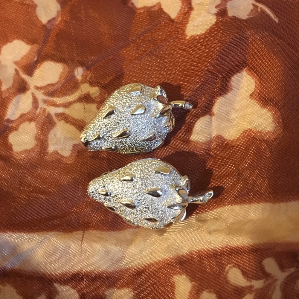 ❗️SOLD❗️Vintage strawberry earrings